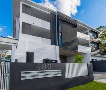 Bright and breezy modern apartment - Photo 2