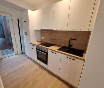 Gerenoveerde woning met 2 slaapkamers en koertje in centrum Poperinge. - Photo 2