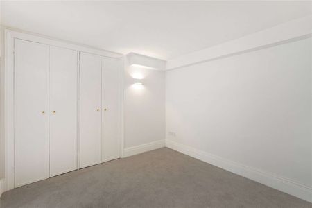 This is a charming and spacious studio flat in the heart of South Kensington. - Photo 3