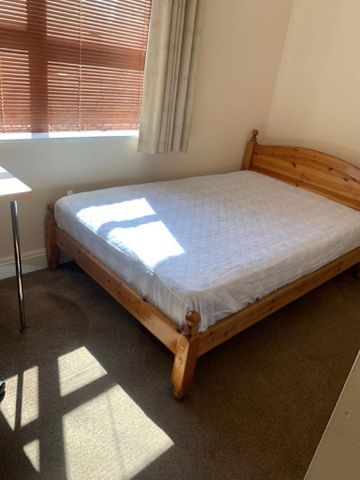 3 bedroom flat to rent - Photo 3