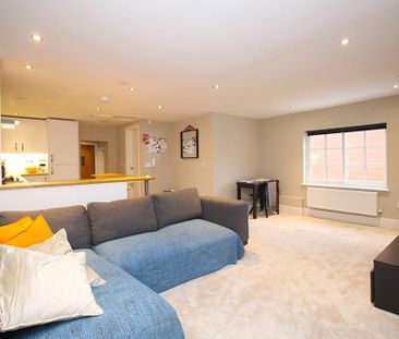 2 bedroom mews to rent - Photo 2
