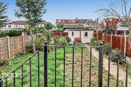 4 bedroom terraced house to rent - Photo 3