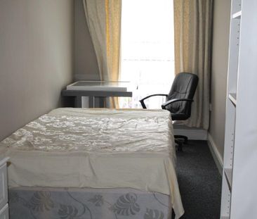 3 bedroom private hall to rent - Photo 3