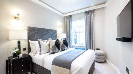 Immaculately presented apartment on third floor with balcony. - Photo 3