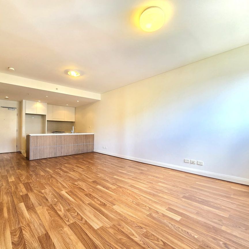 1 Bedroom Large Apartment East Quarter For Lease - Photo 1
