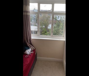 Room in a Shared House, Ilfracombe Gardens, RM6 - Photo 1