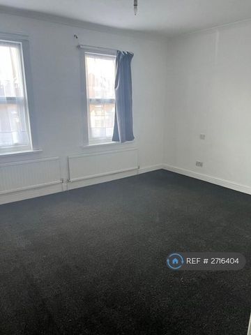 4 bedroom semi-detached house to rent - Photo 4