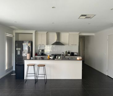 COMFORTABLE FAMILY HOME - Photo 4