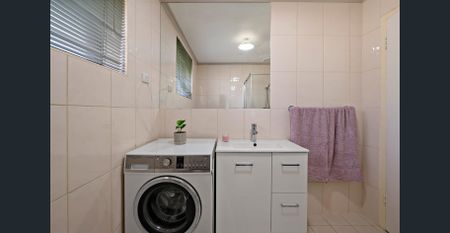 Spacious Three Bedroom Between the City and Sea - Photo 4