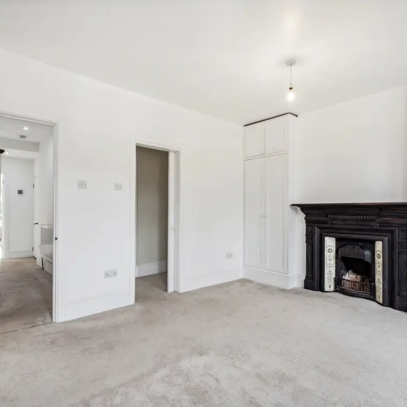 4 bedroom house in London - Photo 1