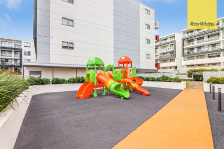 STUNNING TOP FLOOR APARTMENT - Photo 2