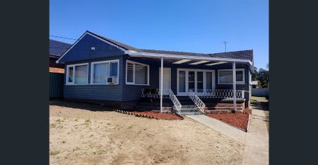 Family Home in Prime Location! - Photo 5