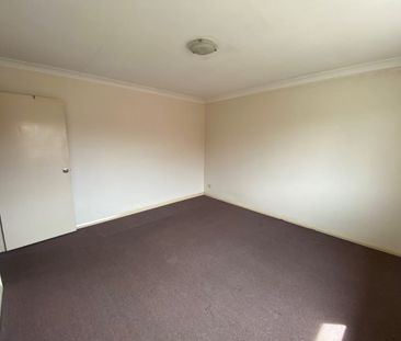 Spacious 3 Bedroom, 3 Bathroom Home Found in Quiet Street - Photo 6