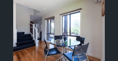 Family Living at its Best Sunlit 3 Bedroom Townhouse near excellent schools and amenities - Photo 5