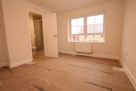 4 bedroom detached house to rent - Photo 2