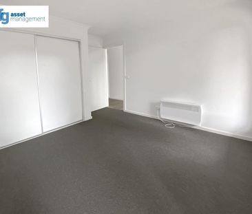 Modern & Spacious Three Bedroom Townhouse! - Photo 3