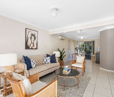 IMPRESSIVE THREE-BEDROOM TWO-STORY TOWNHOUSE - GREAT LOCATION IN KA... - Photo 2