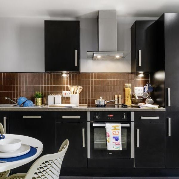 4 bedroom flat share to rent - Photo 1