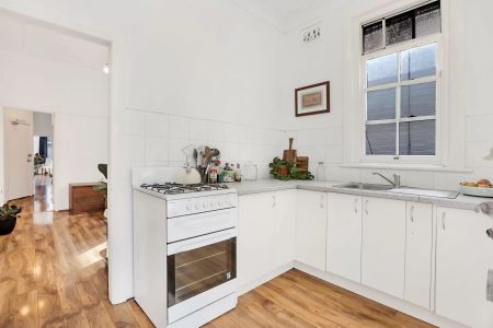 RENOVATED TWO BEDROOM APARTMENT IN PRIME LOCATION - Photo 4