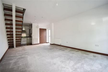 Well presented 2 bedroom, 2 bathroom duplex apartment to rent at this exclusive development only a short walk to the Railway Station and Cambridge Leisure Centre. GCH. Secure allocated parking. Phone entry system. Communal gardens. Unfurnished. - Photo 5