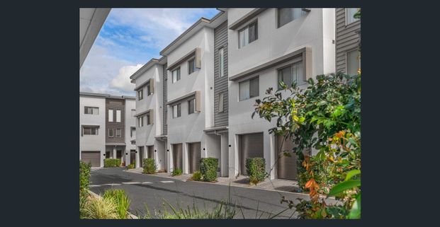 Modern 3-beds Townhouse Available in 1 month - Photo 1