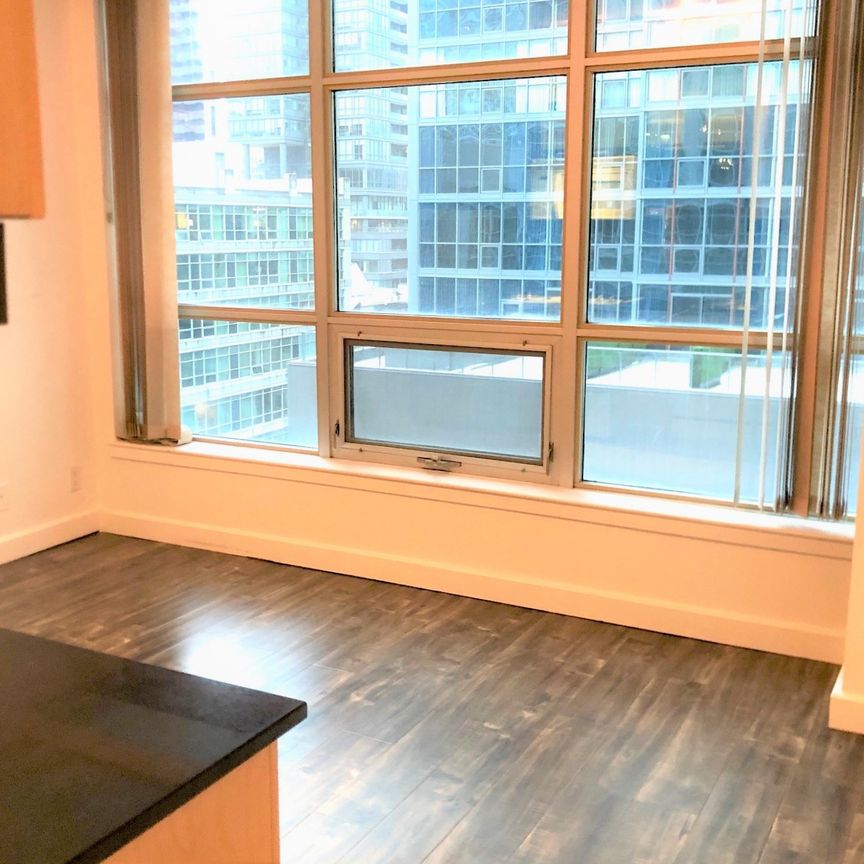 THE SOHO METROPOLITAN: King St W & Blue Jays Way AD#000633 - Photo 1