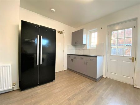 3 bedroom house - semi-detached - Photo 2