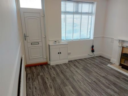 2 bedroom Semi-detached house to rent - Photo 2