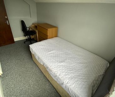 6 bedroom, 2 en-suite house - Photo 1