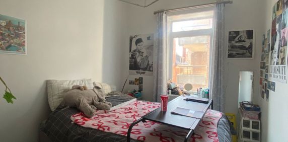 McGill Area - Superb 5 1/2 Furnished - Photo 2