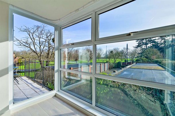 A modern and light apartment with views of The Long Walk in a much sought after private road in Windsor. - Photo 1