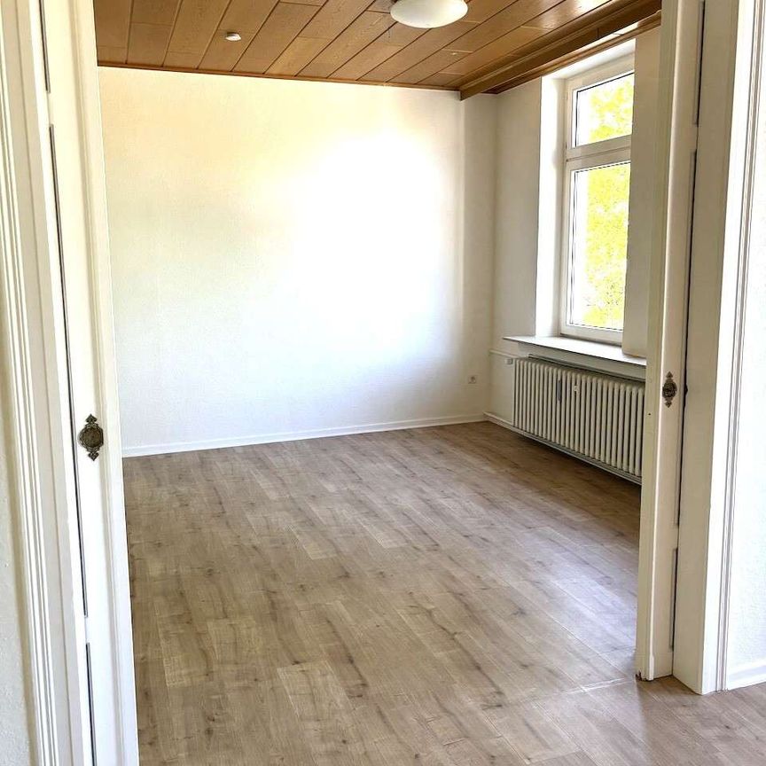 Altbauwohnung im Zentrum ! Frisch renoviert, großzügig und modernisierte 4 Zimmer - Photo 1