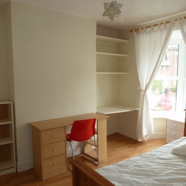 3 Bed Semi-Detached House, Southampton, SO15 - Photo 1