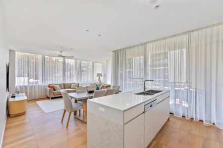 Expansive Designer Apartment in Prestigious Newmarket - Photo 2