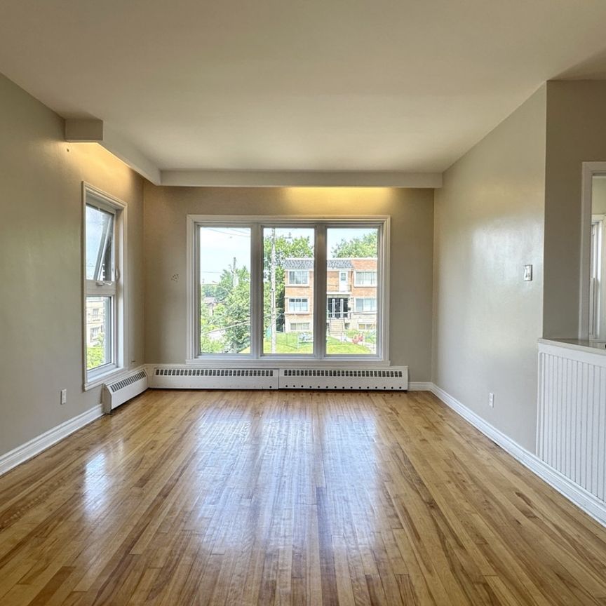 Côte-des-Neiges : Haut de duplex avec 3 chambres + bureau avec chauffage INCLUS, offert en location semi-meublée ! - Photo 1