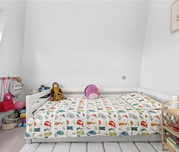 A fabulous, well presented and naturally bright three bedroom later... - Photo 4