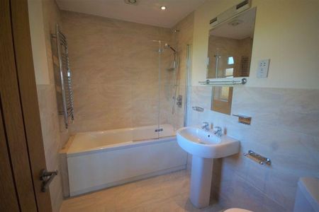 4 bedroom detached house to rent - Photo 2