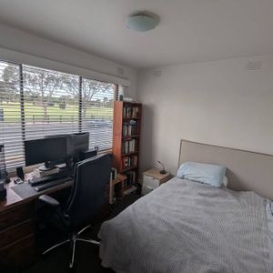 Caulfield North - Photo 2