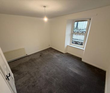 3 bedroom flat to rent - Photo 4