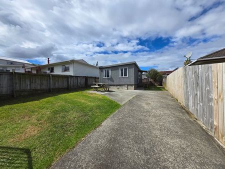 3 Bedroom small unit for rent in clover park. - Photo 2