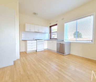 TOP-FLOOR APARTMENT WITH STUNNING CITY VIEWS - Photo 4