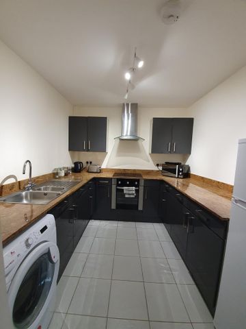 2 bedroom flat to rent - Photo 2