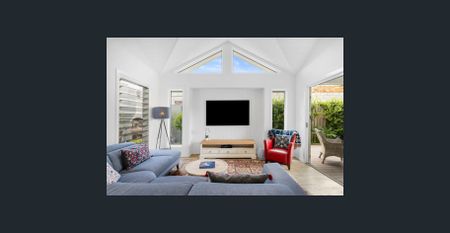 Coastal Hamptons Home – Modern Comfort by the Beach - Photo 2