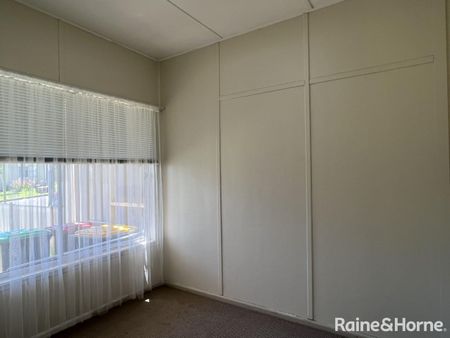 Family home in close proximity to Orange Hospital, Leewood Employment Precinct & In the direction of Cadia Mine - Photo 5