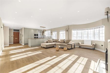 A lovely two bedroom apartment which has just been refurbished to a high standard throughout. - Photo 2