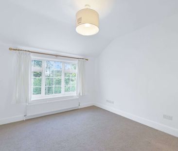 Spacious Three-Bedroom Home with Rural Views, Garage and Large Garden - Photo 5
