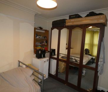 1 bed Studio Apartment - To Let - Photo 5