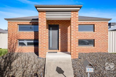 SPACIOUS 4-BEDROOM HOME WITH MODERN COMFORT - Photo 5