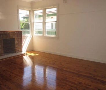 “Beautifully Renovated 3 Bedroom House” - Photo 5