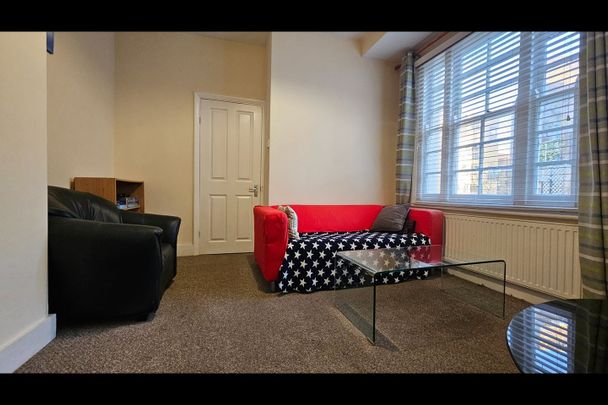 4 Bed Semi-Detached House, Queens Row, SE17 - Photo 1